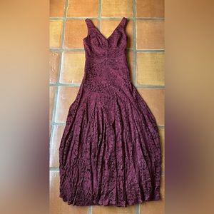 EUC Vera Wang Burgandy Lace Floor Length Formal Gown, size 6